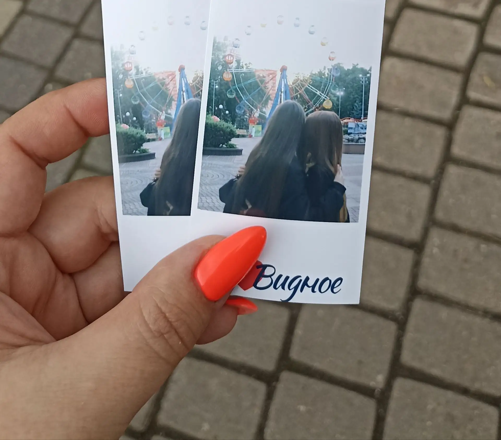 В парке забыли фото девчонки с собачкой. Лица не стала фоткать.