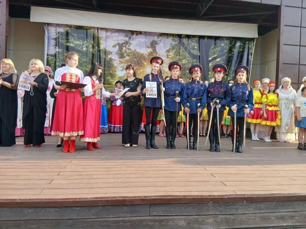 В  парке п. Чертково на летней сцене прошёл районный фестиваль «Мы вместе», приуроченный ко Дню Росс