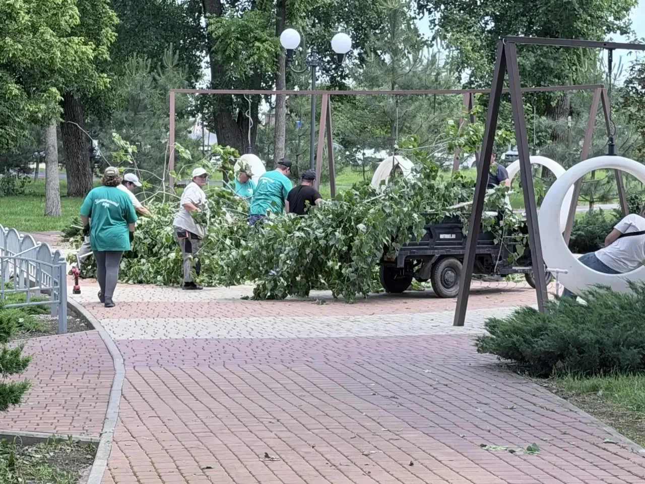 ⛈️ Друзья, вчерашняя стихия не обошла стороной наш прекрасный парк. Пострадали некоторые деревья и к