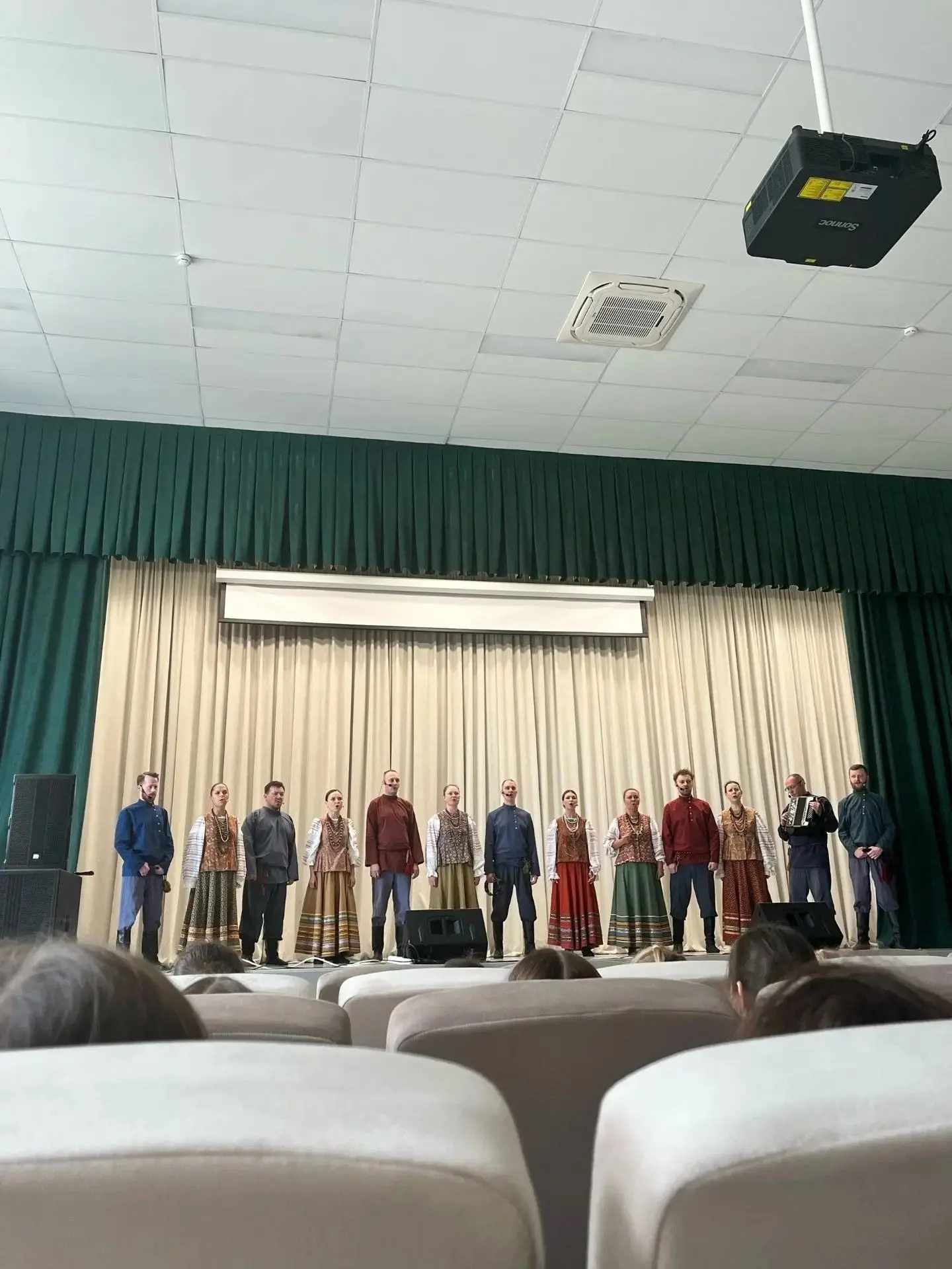 Сегодня в Баташевской школе звучали песни, наполненные памятью и гордостью. С концертом, посвященным