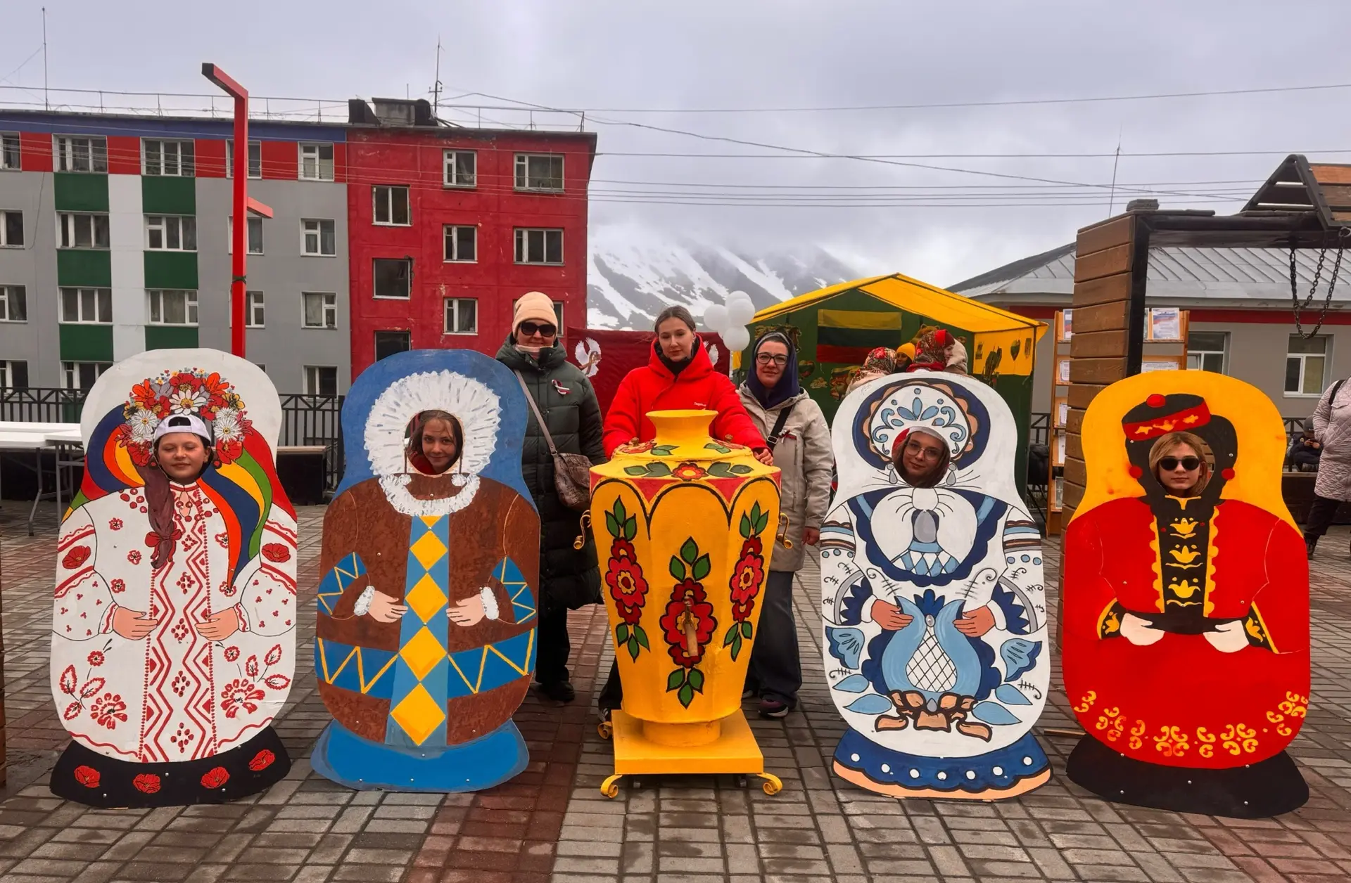 Сердце Провидения — в цветах флага! 🇷🇺

Сегодня в нашем посёлке царила особая атмосфера: единство,