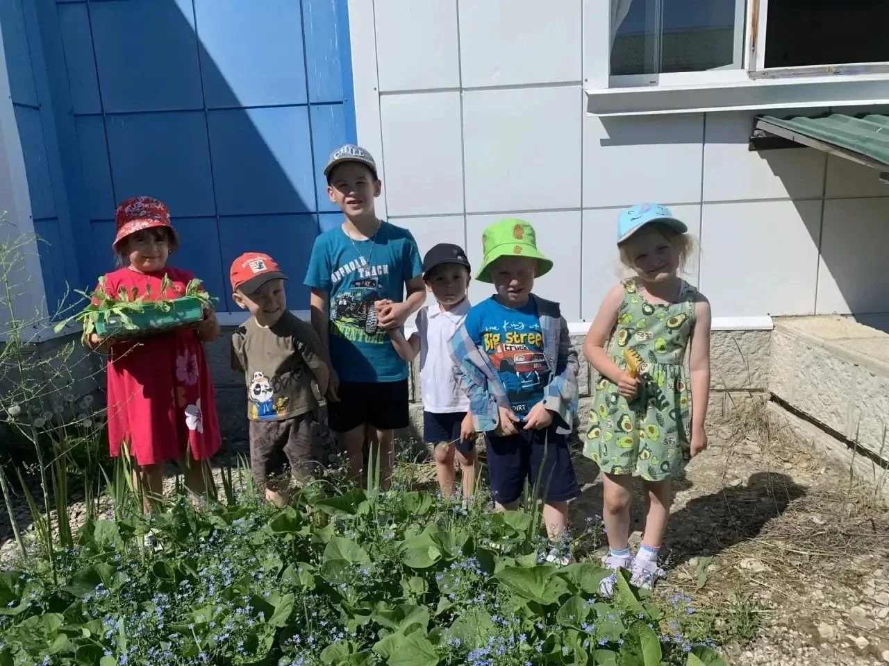 10 июня сотрудники, родители и дети группы «Семицветик» поучаствовали в акции «Цветы России» приуроч