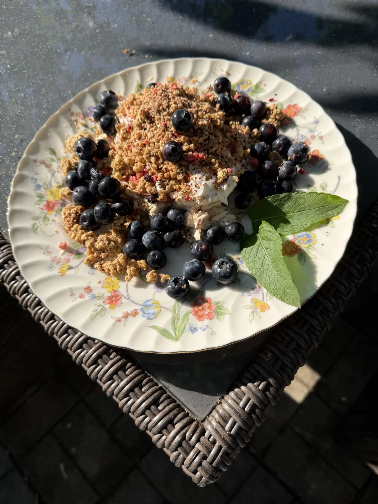 Доброе утро! 

 #Покажи свой завтрак
#День 5

Сегодня у меня творог, йогурт, гранола и ягодки. 

Теп