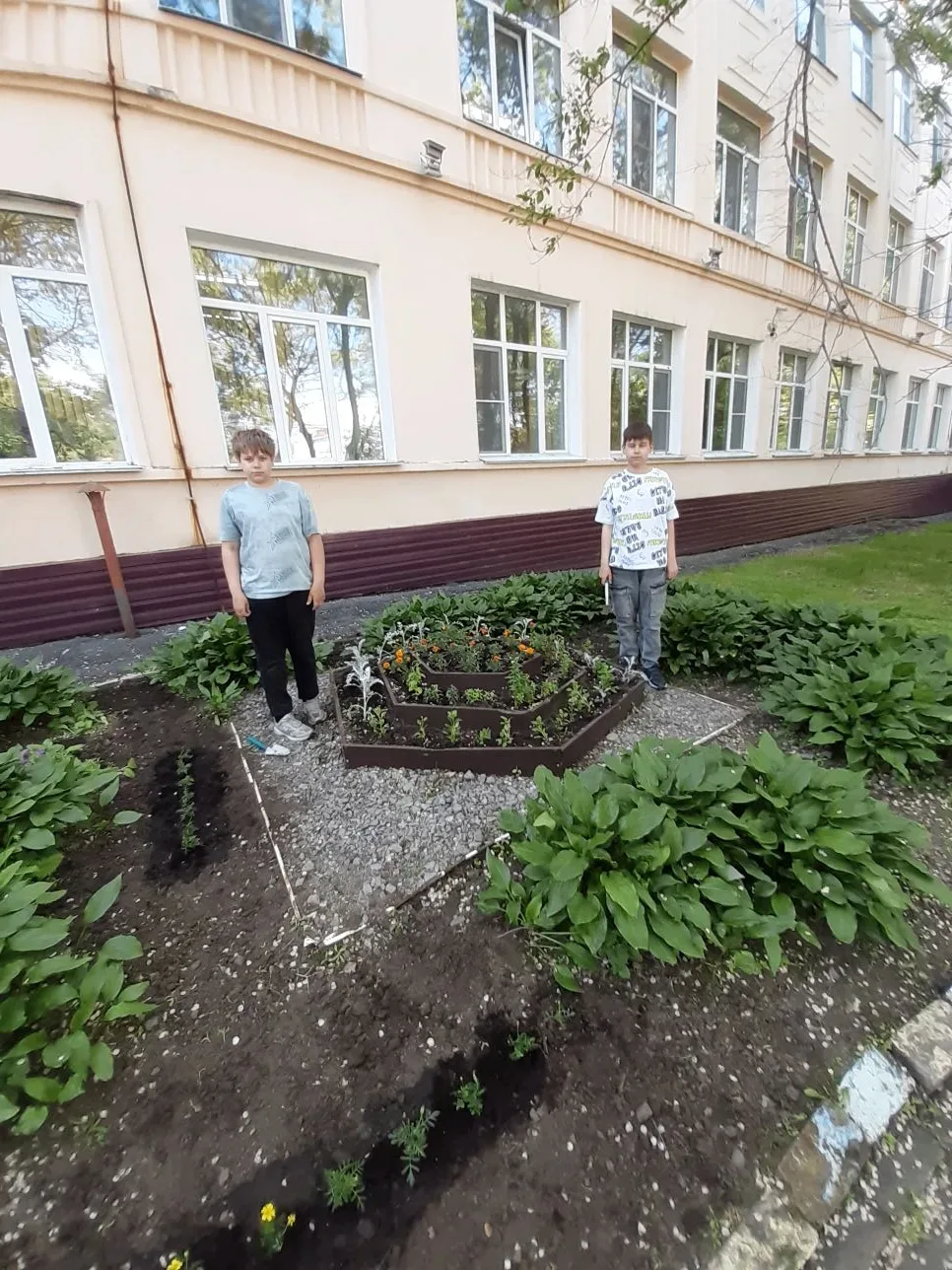 Экологи продолжают преображать нашу школу 🌸🌿

Отряд «Экологи» под руководством Татьяны Георгиевны 