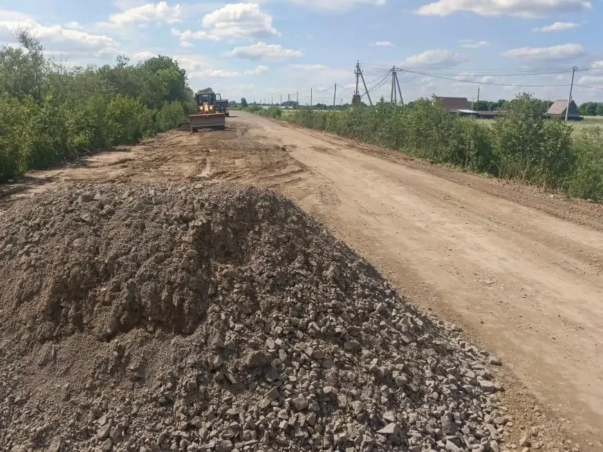 🚧 Продолжается восстановление автодороги Подберезье – Теремец

В Новгородском округе ведутся работы