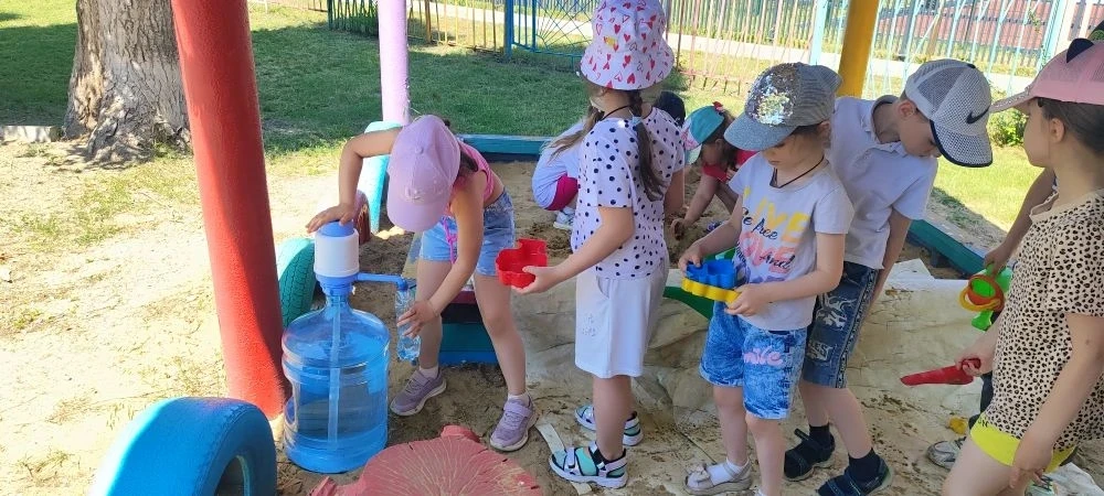 Солнце 🌤 Воздух 🌬 и Вода 💦
- наши лучшие друзья❗😁
Группа "Почемучки" очень любит летние прогулки