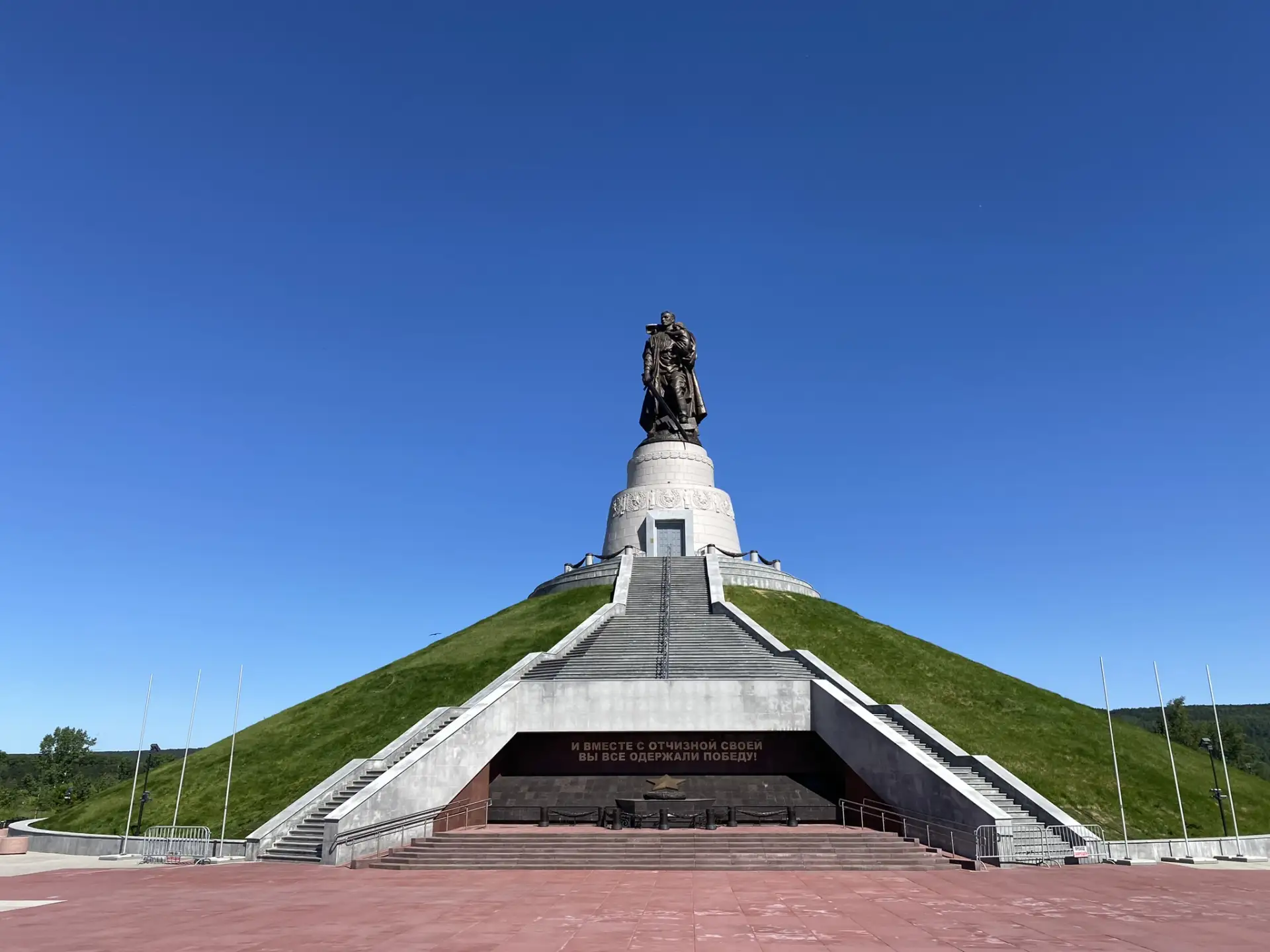 Тайны угля, голландские инженеры и послания из каменного века. 

Это город, где под ногами — чёрное 