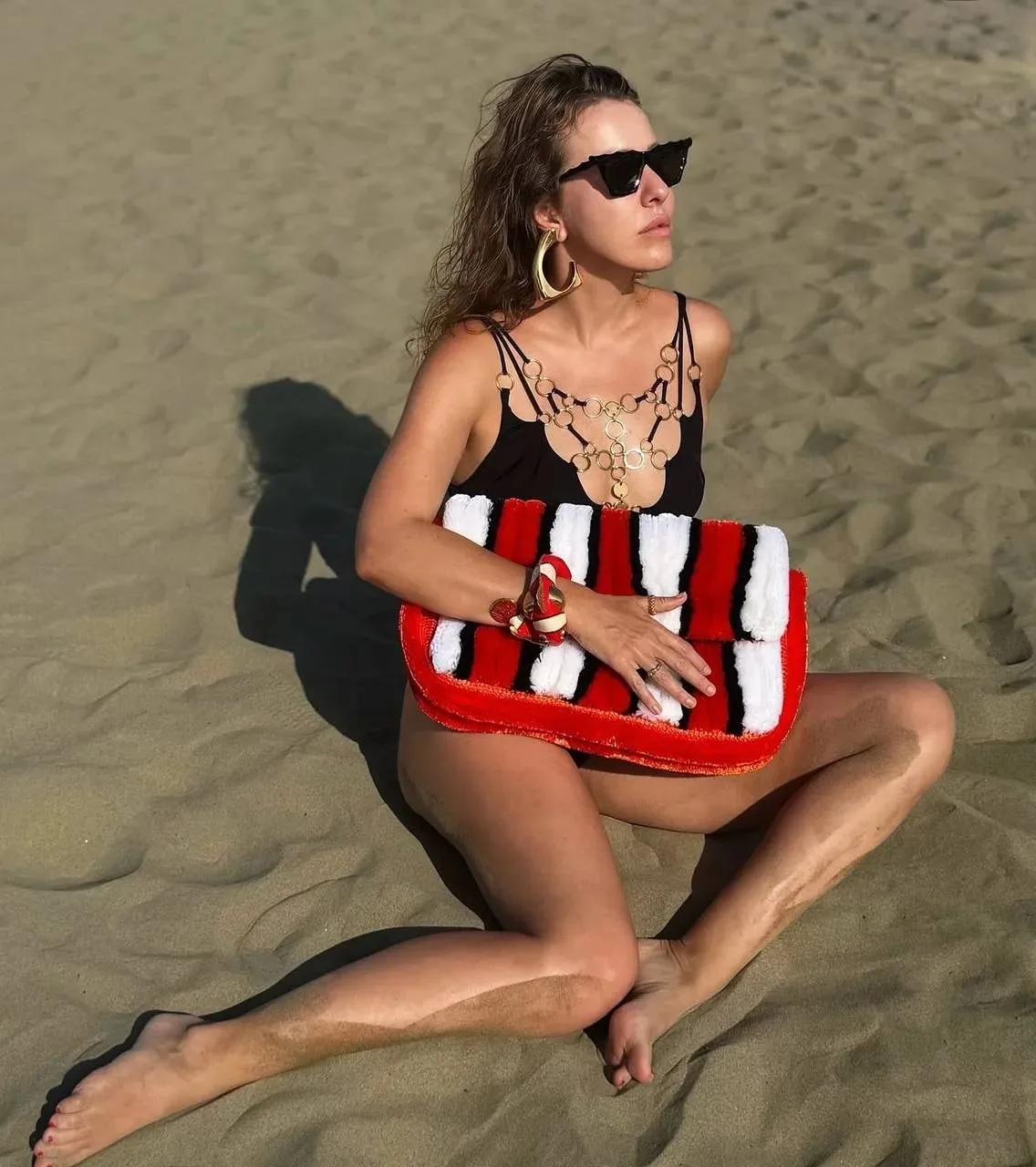 Ксения Собчак стиля и огня на пляже раздает⛱