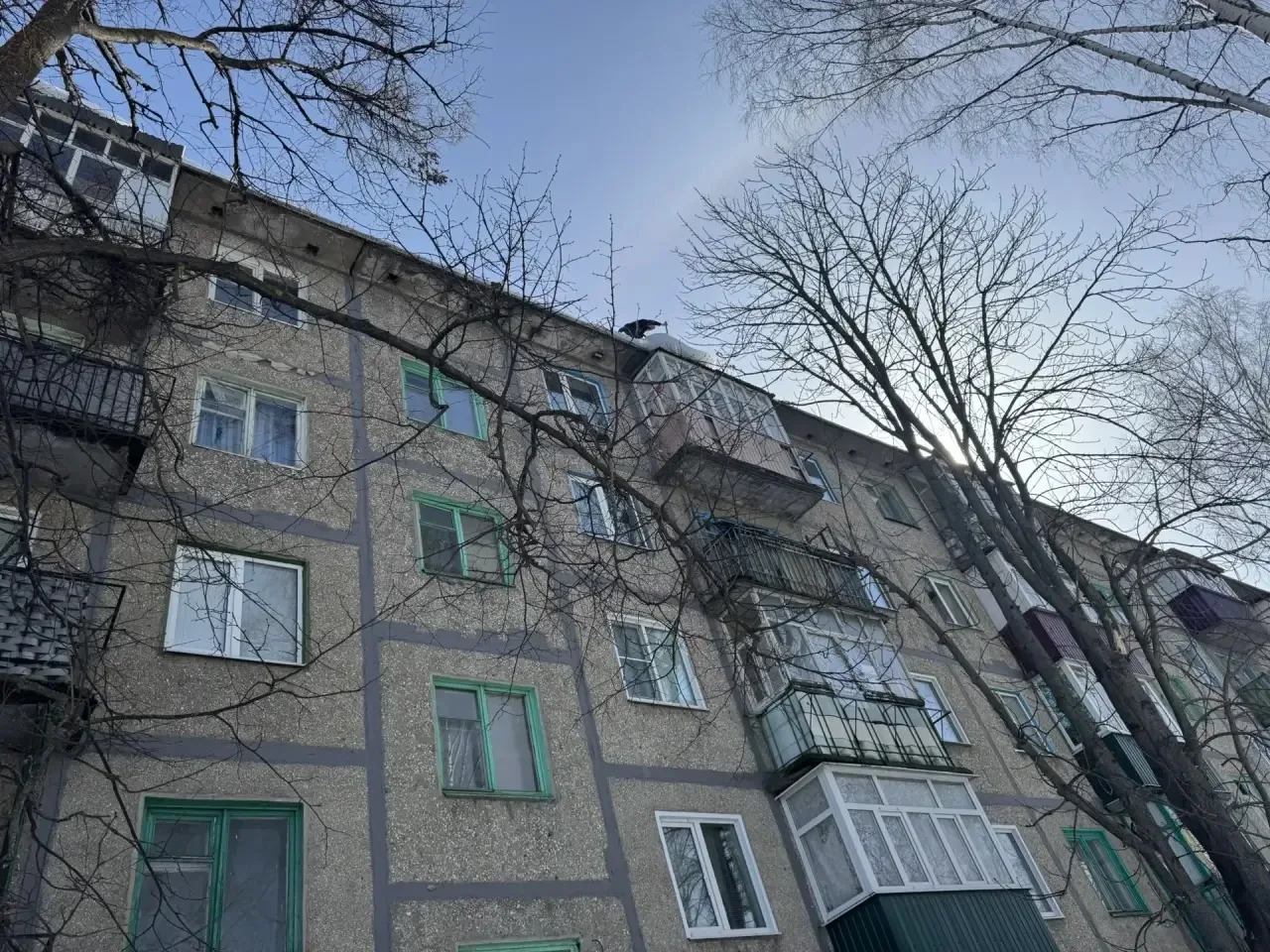 Проводятся работы по очистке крыш от наледи и снега МКД № 5 по ул. Пролетарская. Работы ведутся с пр