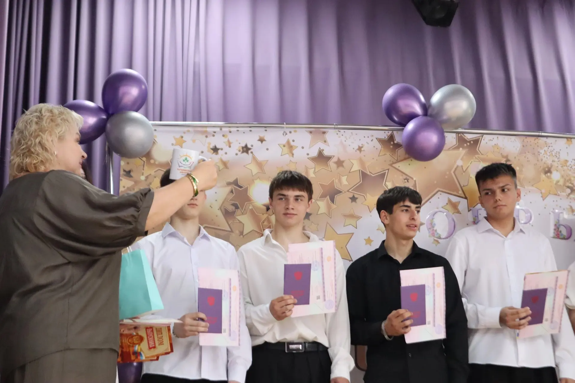 Выпускникам вручили аттестаты! 
В добрый путь! Школа всегда с вами!