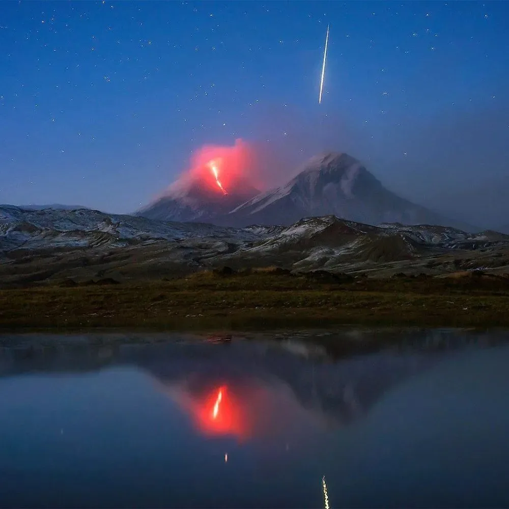 Метеор, пролетающий над извергающимся вулканом Ключевская Сопка

📸 Даниэл Кордан