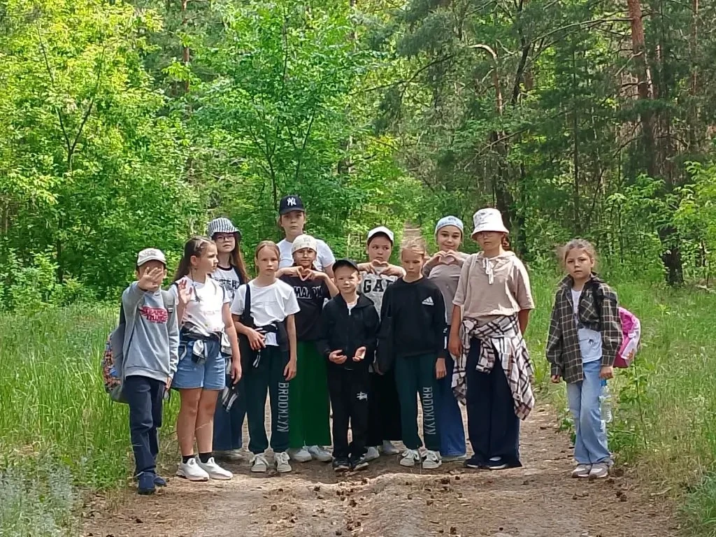 🌲 Сегодня наш лагерь посетил настоящий скайпарк! 🌲
Мы покорили верёвочные маршруты, проверили свою