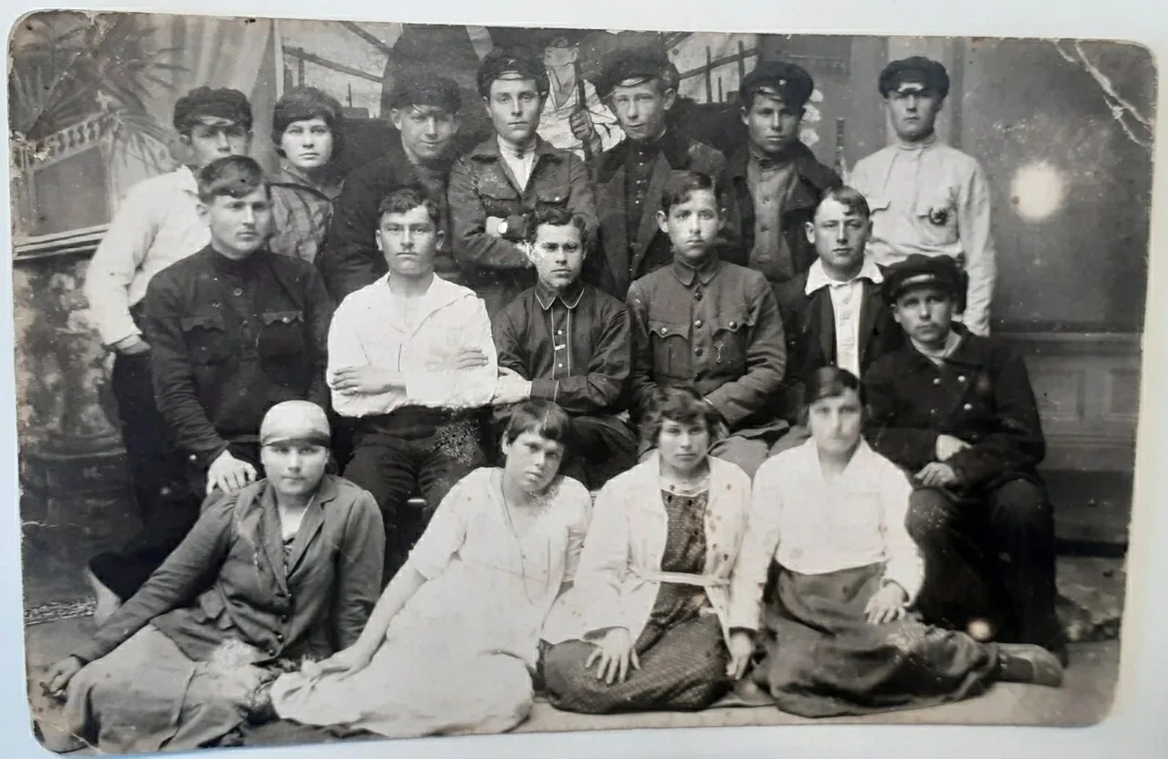 1923 год. 
Комсомольская ячейка станции Сарыголь. 
1-й ряд слева - направо: Удовина, Колосова, Минак