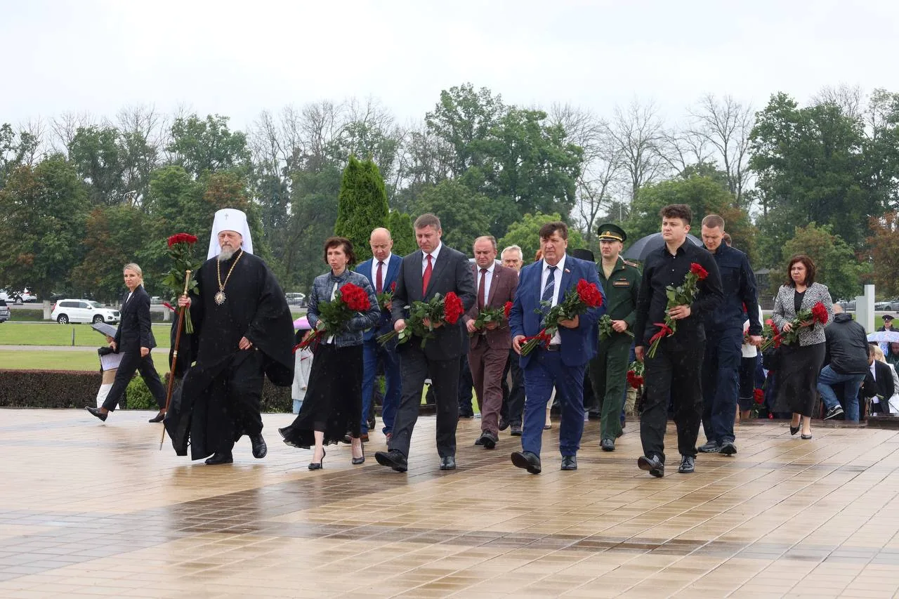 Возложили цветы к Памятнику Победы – Звоннице на Прохоровском поле совместно с врио губернатора Белг