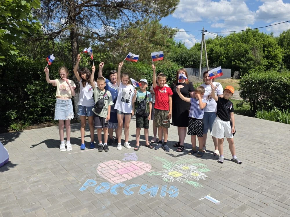 🎨 Краски любви к Родине!

Сегодня в стенах нашей творческой мастерской в Кутейниковском ДК было по-