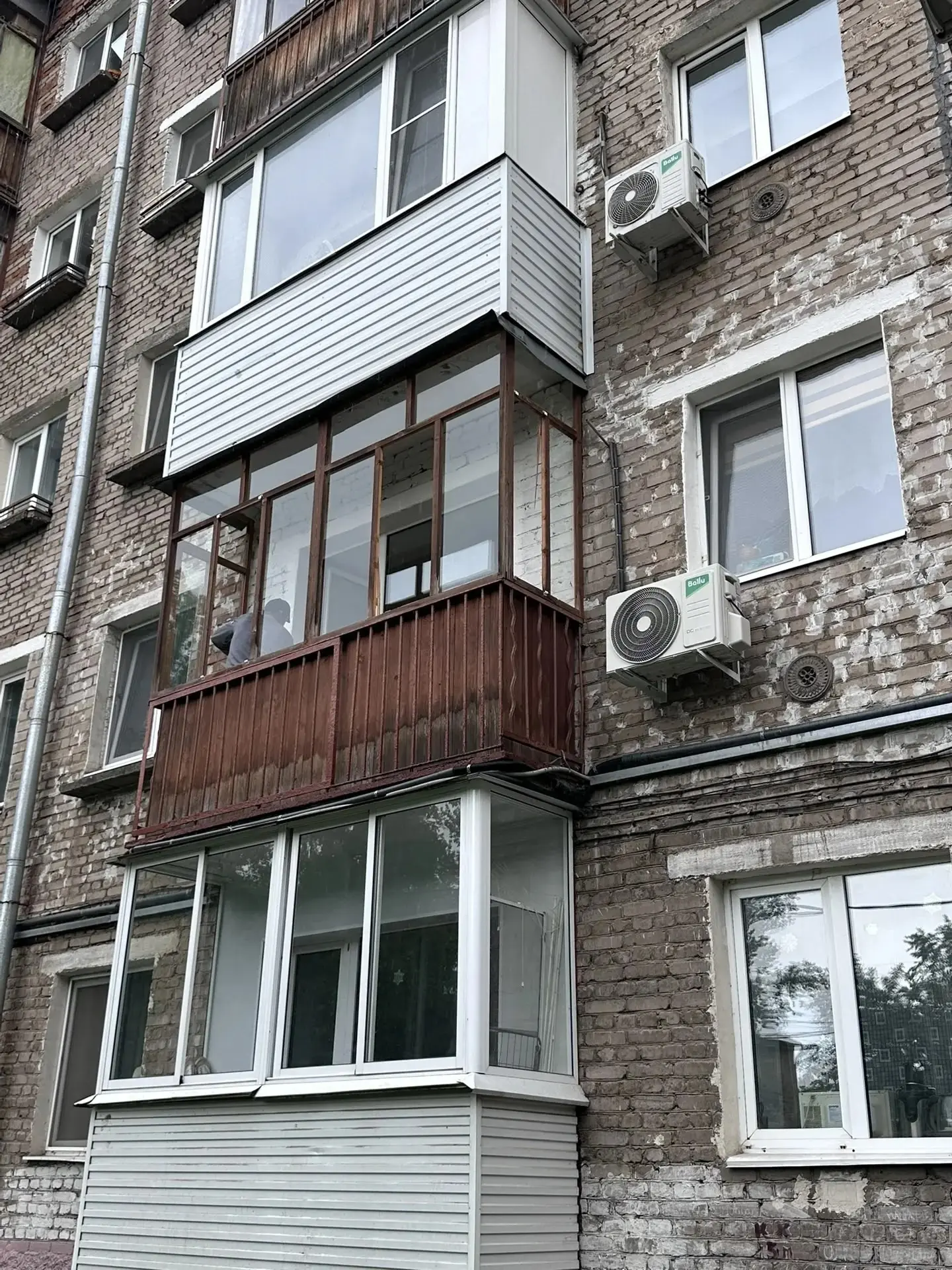 Качалова 19

- Тёплое остекление 
- Частичная отделка ламинатом 
- Настил полов ОСБ 
- Укладка линол