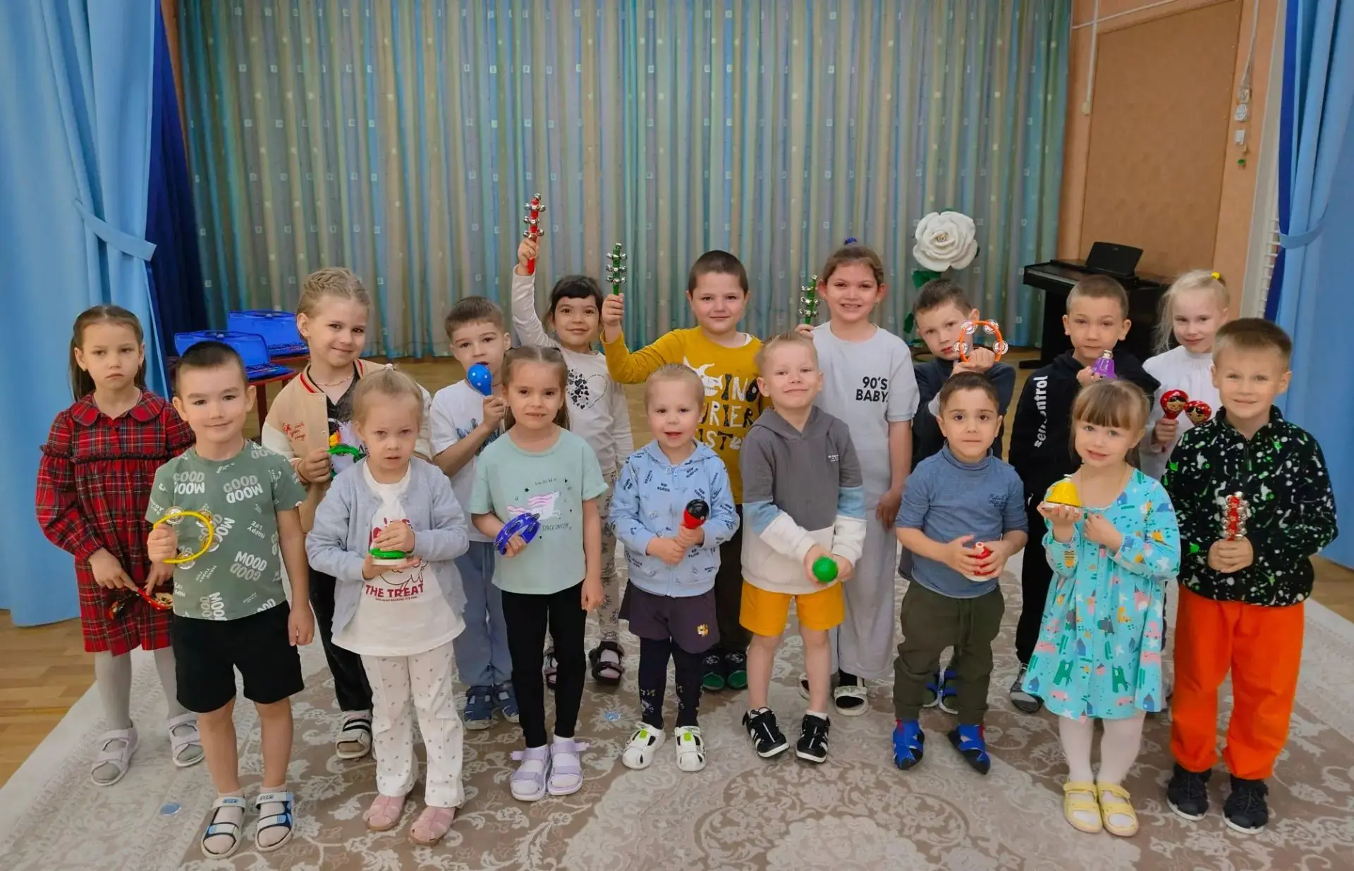 Музыкальное занятие в детском саду включает в себя различные виды деятельности: 
🎵 пение,
🎵 воспри