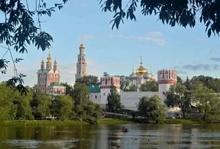 Новодевичий монастырь. Важное место. Там похоронены наши великие – философ Владимир Соловьев… И это 