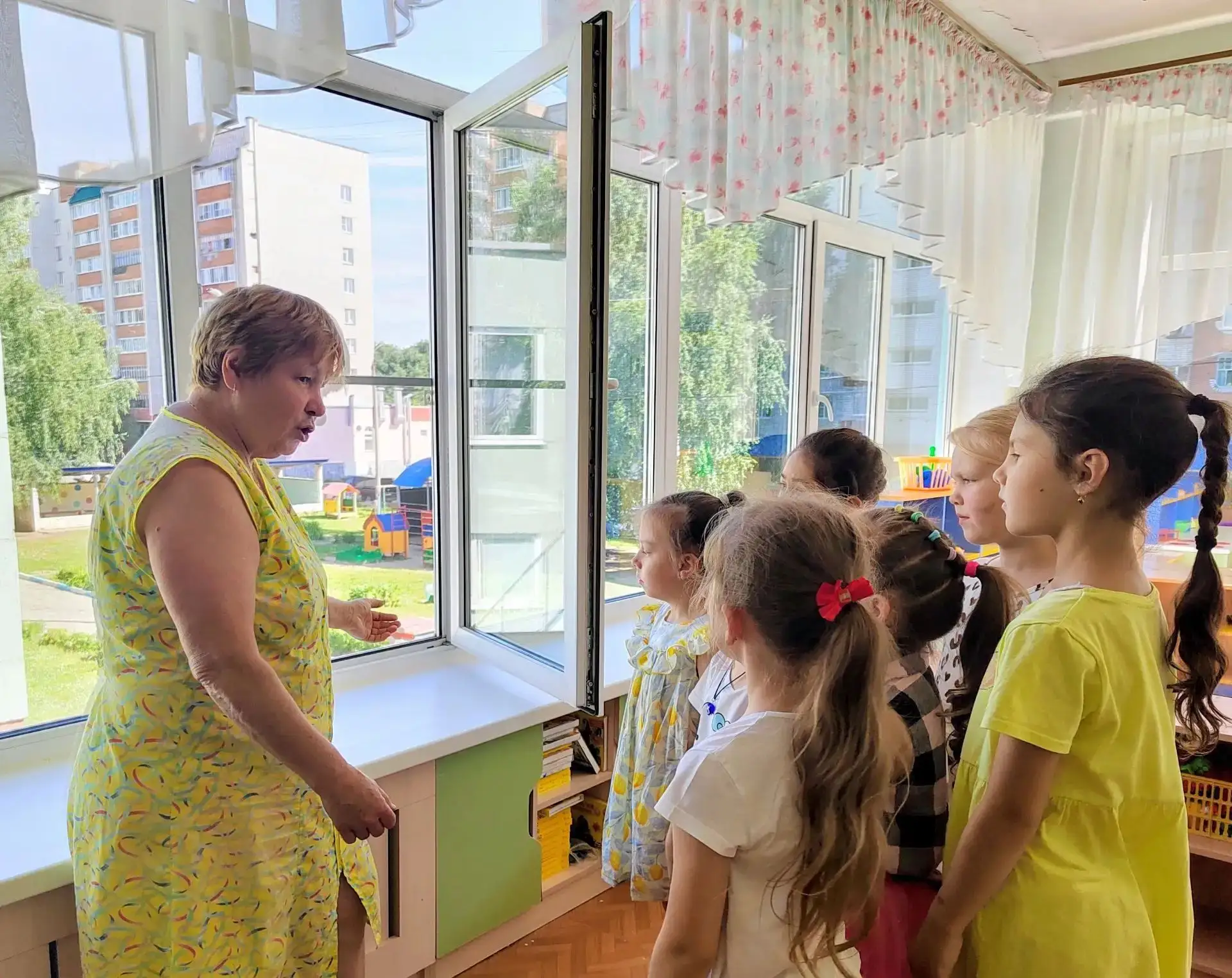 «Открытое окно — серьёзная угроза для маленьких детей"                            С наступлением тёп