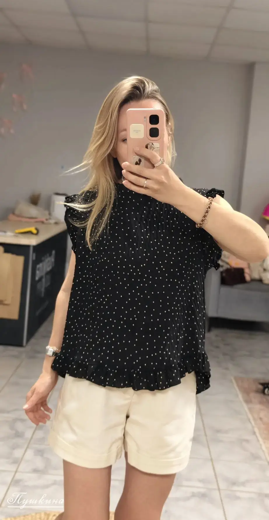Шоурум работает сегодня
 с 11-00 до 17-00. 🍒

*Лёгкие блузы, шорты и сандалии в наличии

Наши конта