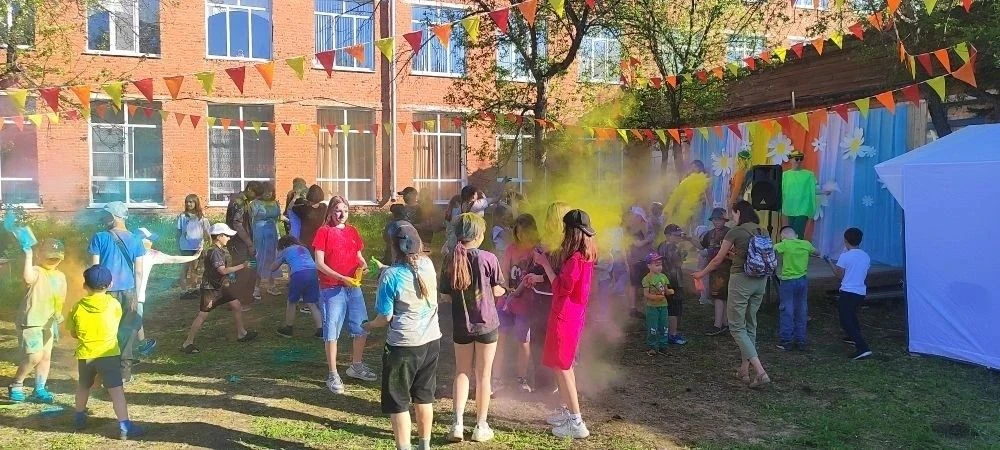 В первый день лета, 1 июня, наш посёлок превратился в большую сказочную страну. В честь Дня защиты д