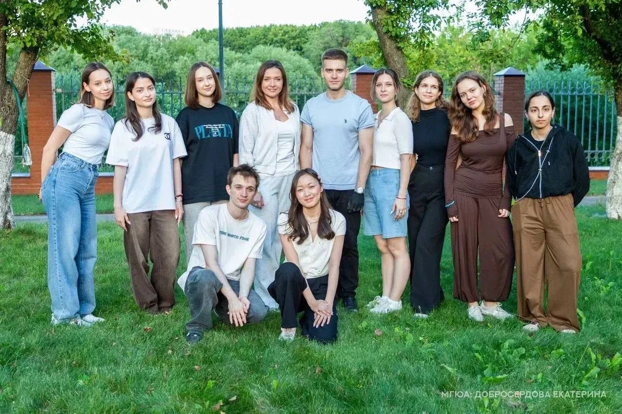 Выпускники Института бизнес-права сделали подарок любимому Университету ❤️

🌳 Совсем недавно выпуск