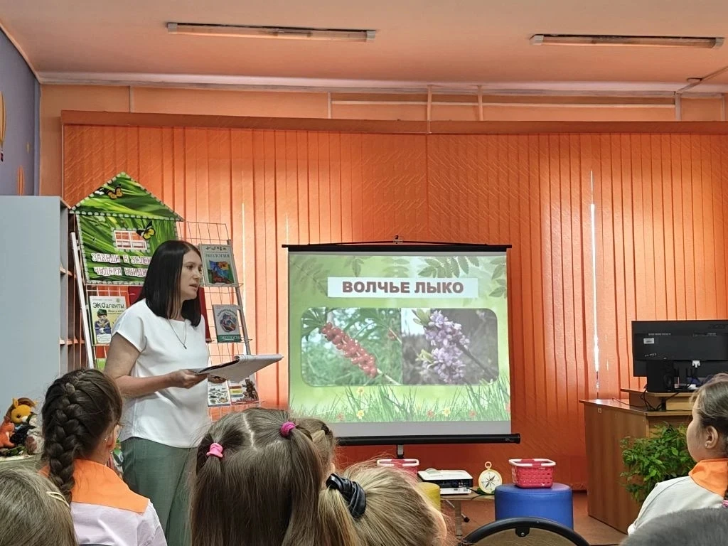 В лагере прошёл ЭКОдень — и он удался на славу🌿 

Дети побывали во детской библиотеке №2 на необычн