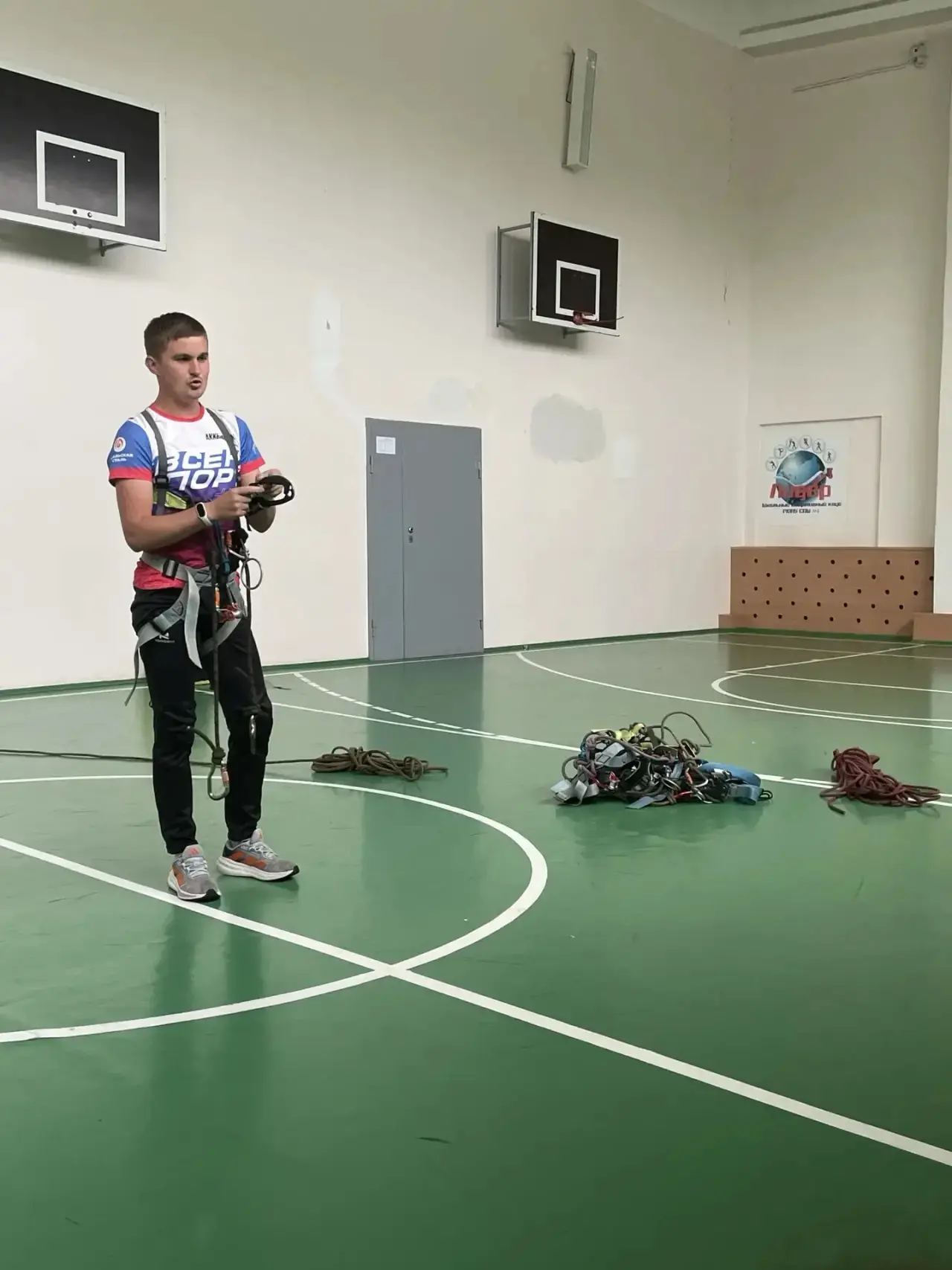 **🎒 В поход за знаниями и приключениями: как в нашей школе работает туристический кружок!**

Весь у