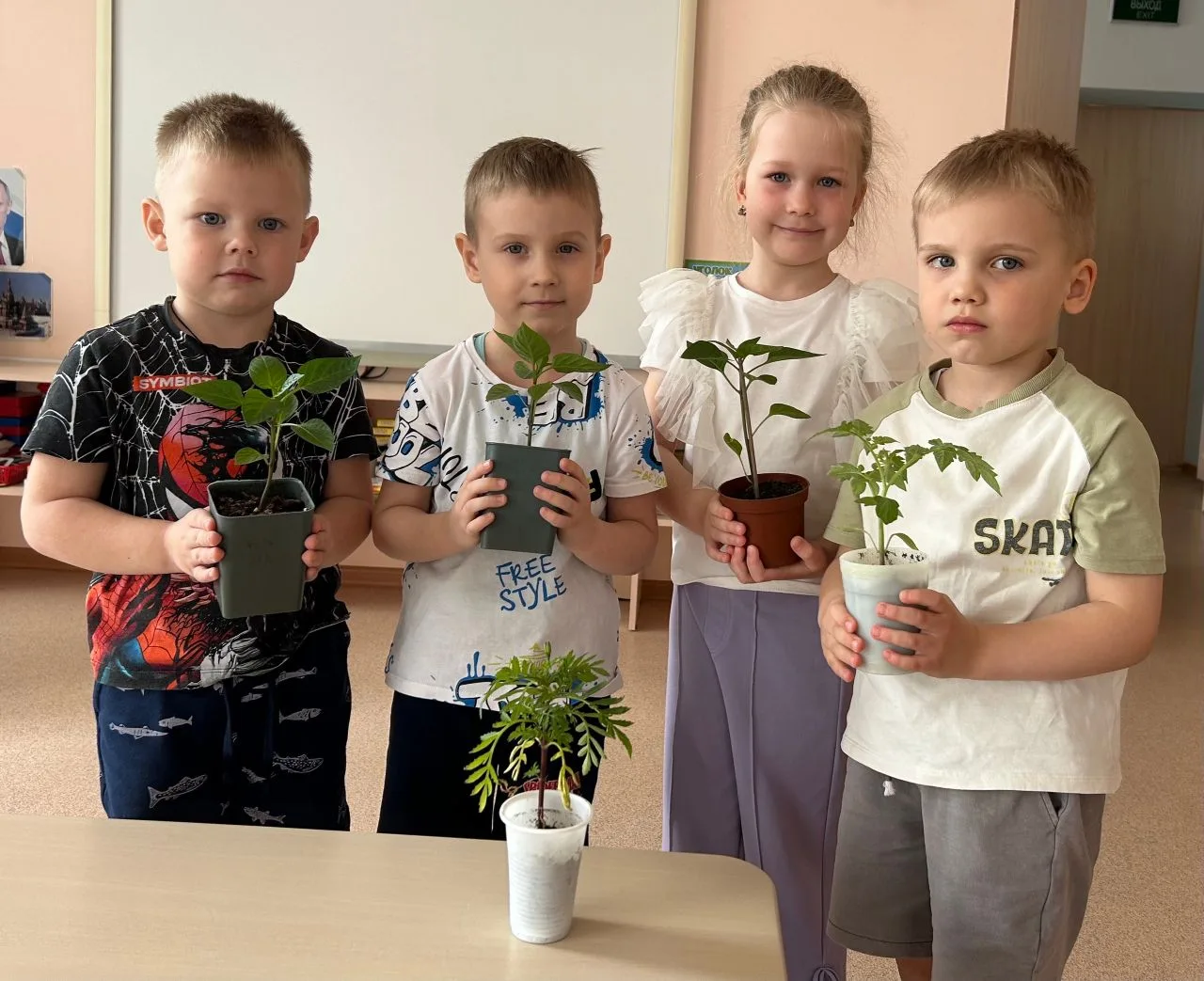 А вот и наш чудо-огород!
🌱
А вы знали, что в нашей группе сейчас… своя грядка? Да-да, мы вместе с р