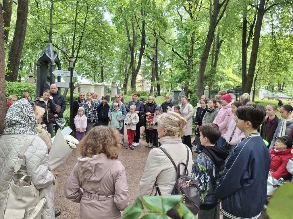 Сегодня, 1 июня, в день рождения М.И. Глинки учащиеся, родители и преподаватели нашей школы возложил