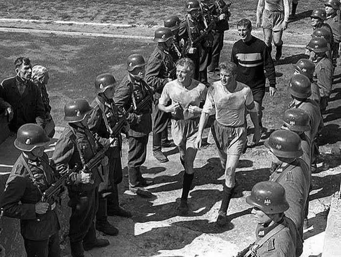 Теперь я знаю ПРО

Военный МИФ: Матч смерти! 
 

 Существует Легенда, что Coветских фyтболистов расс