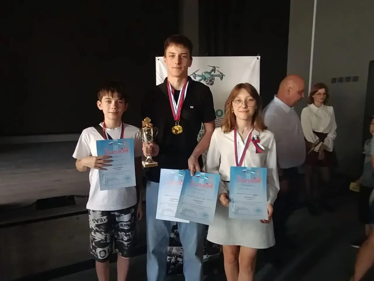 Наши — первые! 🏆 Наши лицеисты взяли кубок Гризодубовой по пилотированию БПЛА.

В Белгороде прошёл 