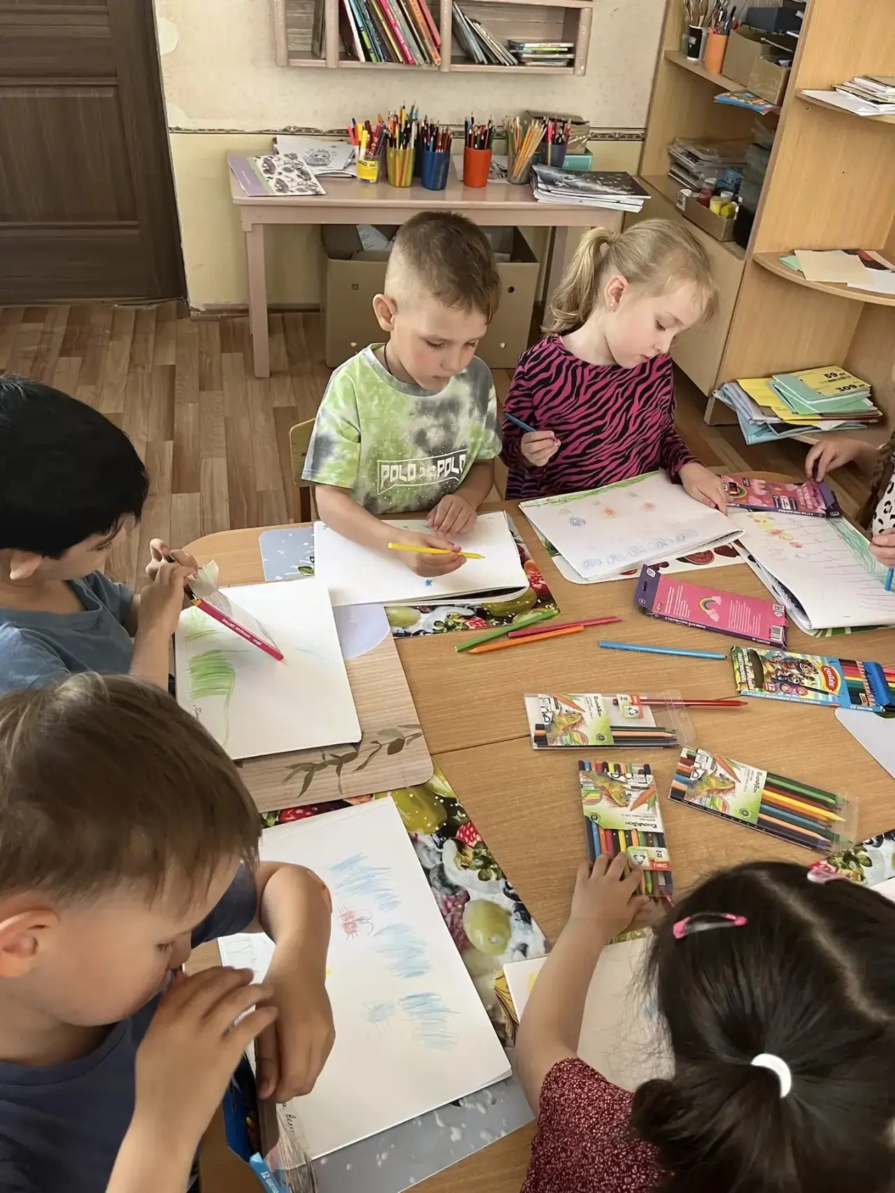 Рисование
Тема: «Прогулка на весенний луг» (по И. А. Лыковой).
Материал: Цветные карандаши.
Цель: Ра