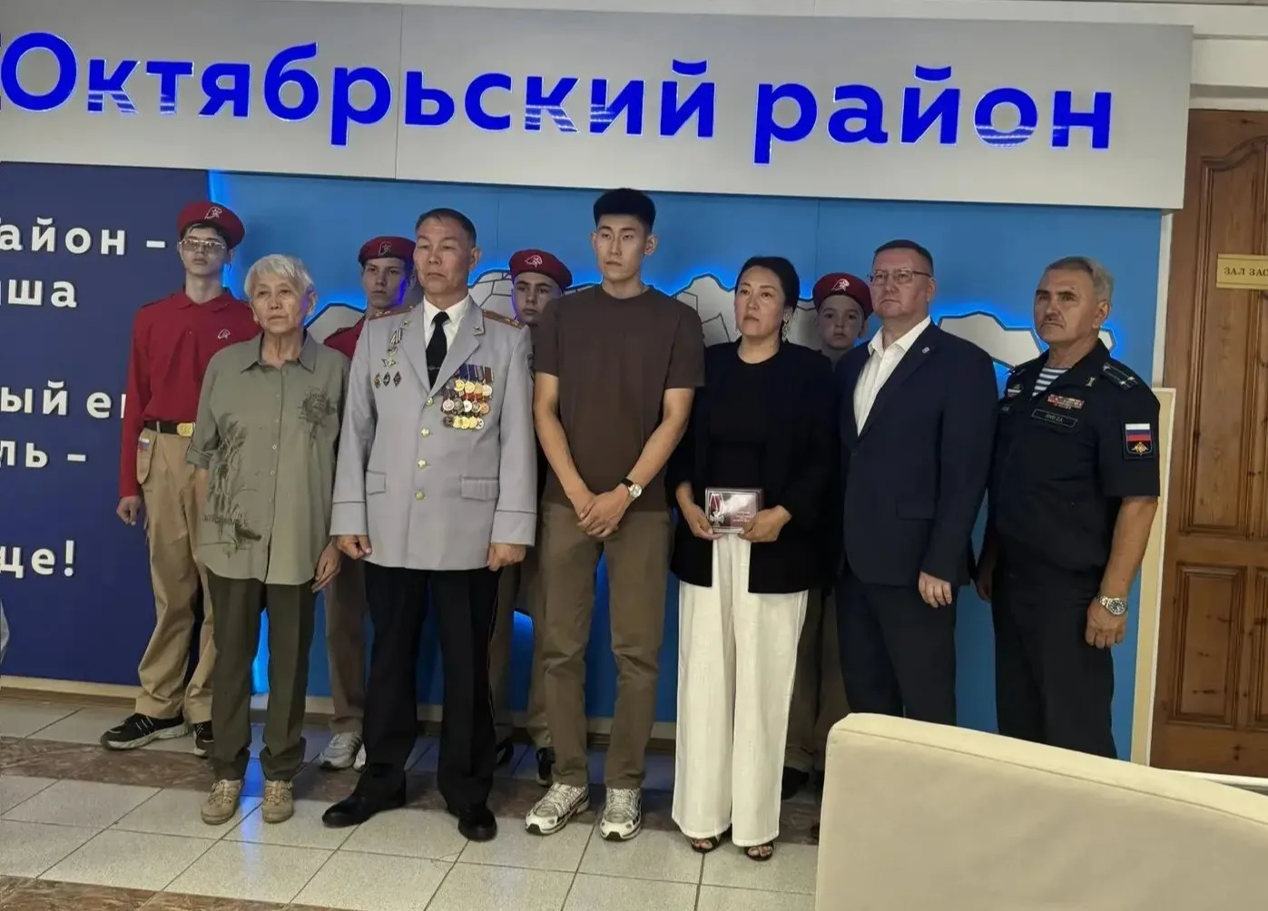 Дорогие друзья, коллеги!

Вчера вручили Орден Мужества семье моего однокурсника Баира Цыдыпова. Мы в