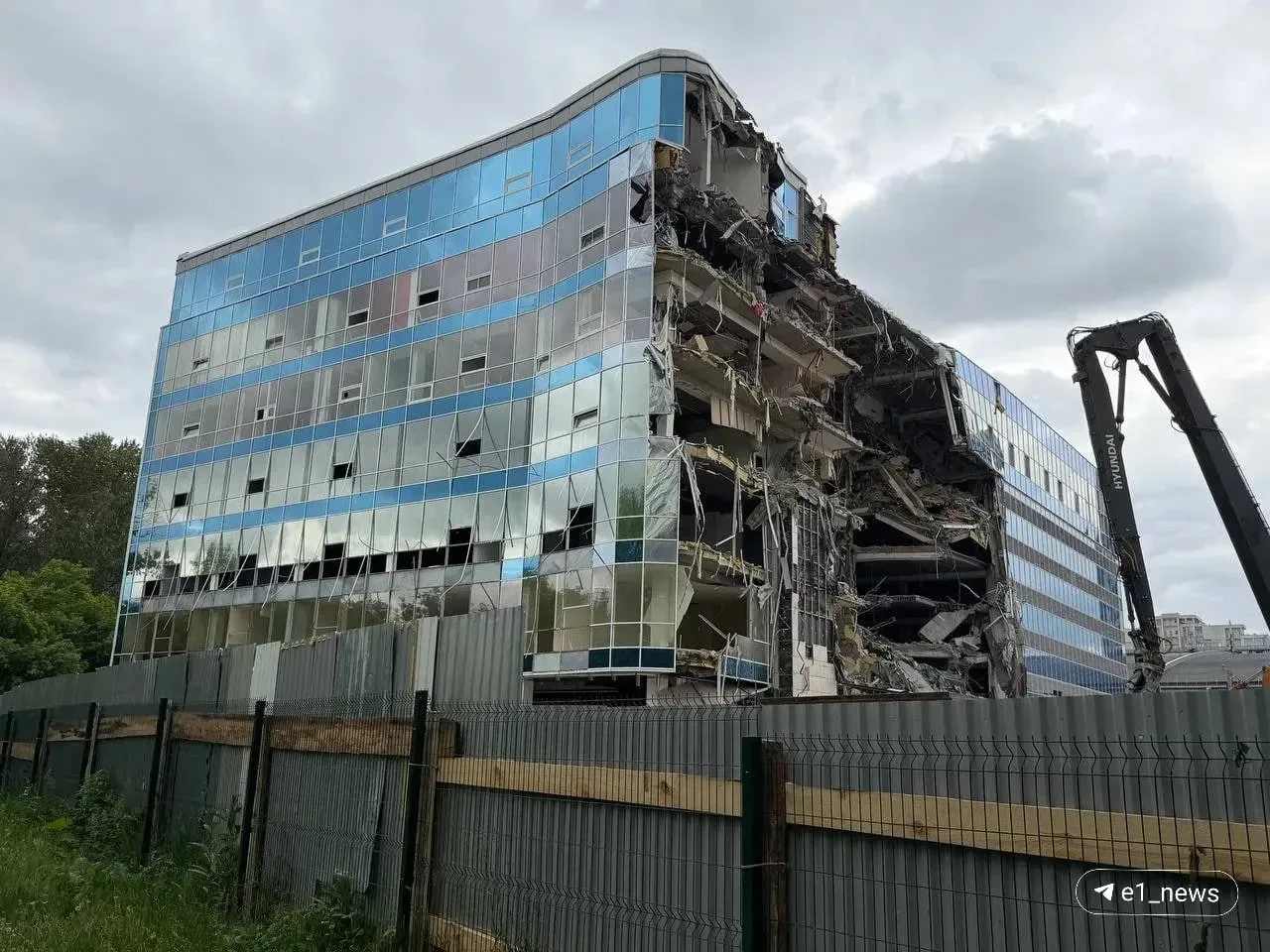 Уже видели?

В центре Екатеринбурга на Шейнкмана, 123 начали снос многоуровневого паркинга. 

Говоря