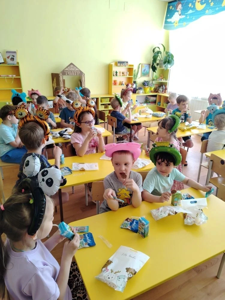 В группе  "Звездочки"💫 начался калейдоскоп летних именинников и наш дорогой Георгий всех ребят реши
