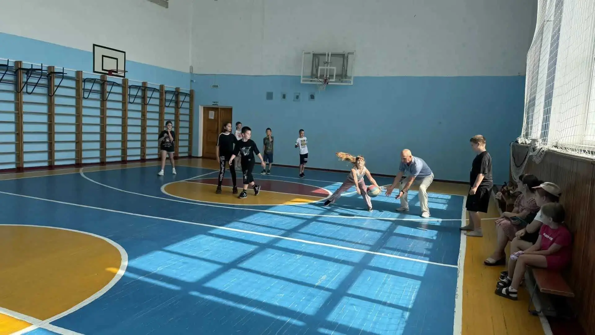 Сегодняшнее утро на школьной площадке началось с весёлых и азартных спортивных соревнований «Быстрее
