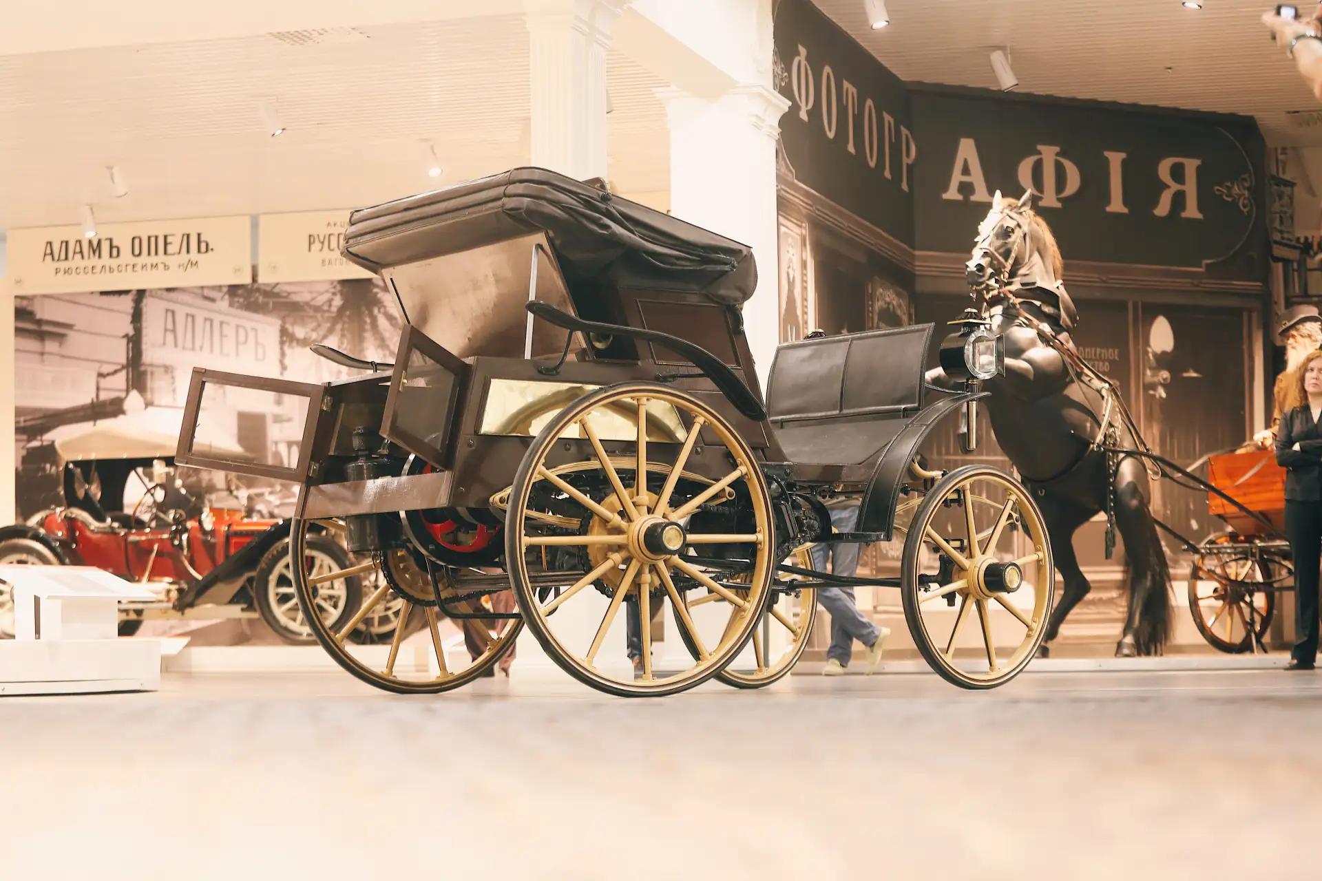 «По окрестностям Питера разъезжает механический экипаж. Его пассажиры выдают себя за производителей 