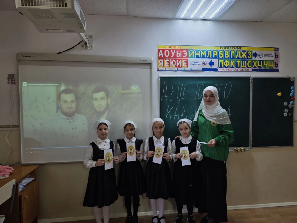 Активисты ЧРОО ЕДЮО "Юные Кадыровцы" МБОУ "Гордали-Юртовсакая" провели День Юного Кадыровца. В ходе 