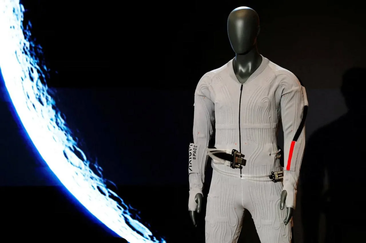 Итальянский модный дом Prada представил нижний слой скафандра (Liquid Cooling and Ventilation Garmen