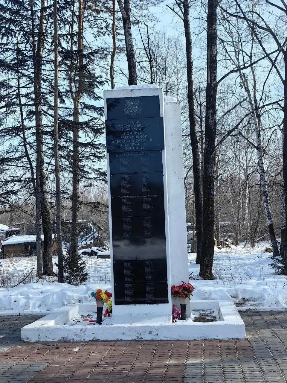 В 2017 году территорию Обелиска Славы облагородили, спилили старые деревья, уложили плитку и дополни
