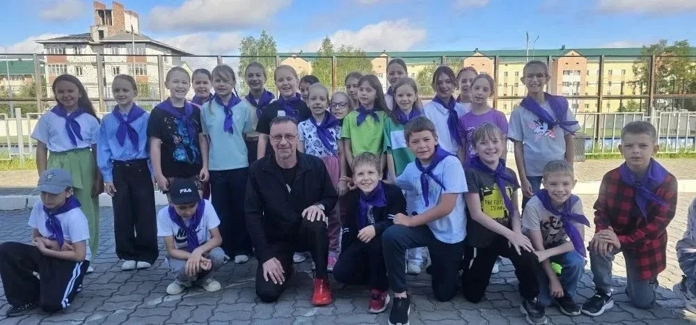Зарядка со знаменитым спортсменом 🏆

8 июня в дневной лагерь школы №1 приезжал многократный чемпион