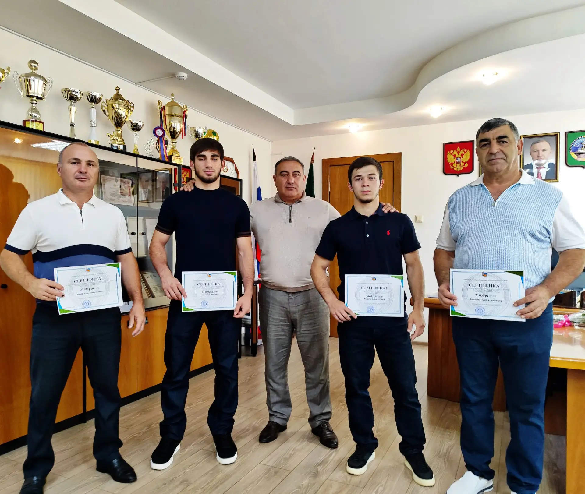 В рамках рабочего дня торжественно чествовал спортсменов, чьи успехи в этом сезоне стали поводом для