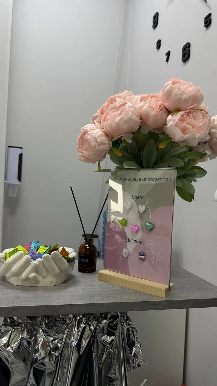 У нас на стойке теперь есть образцы цветов и дизайнов 💅✨
Теперь можно легко выбрать трендовые оттен