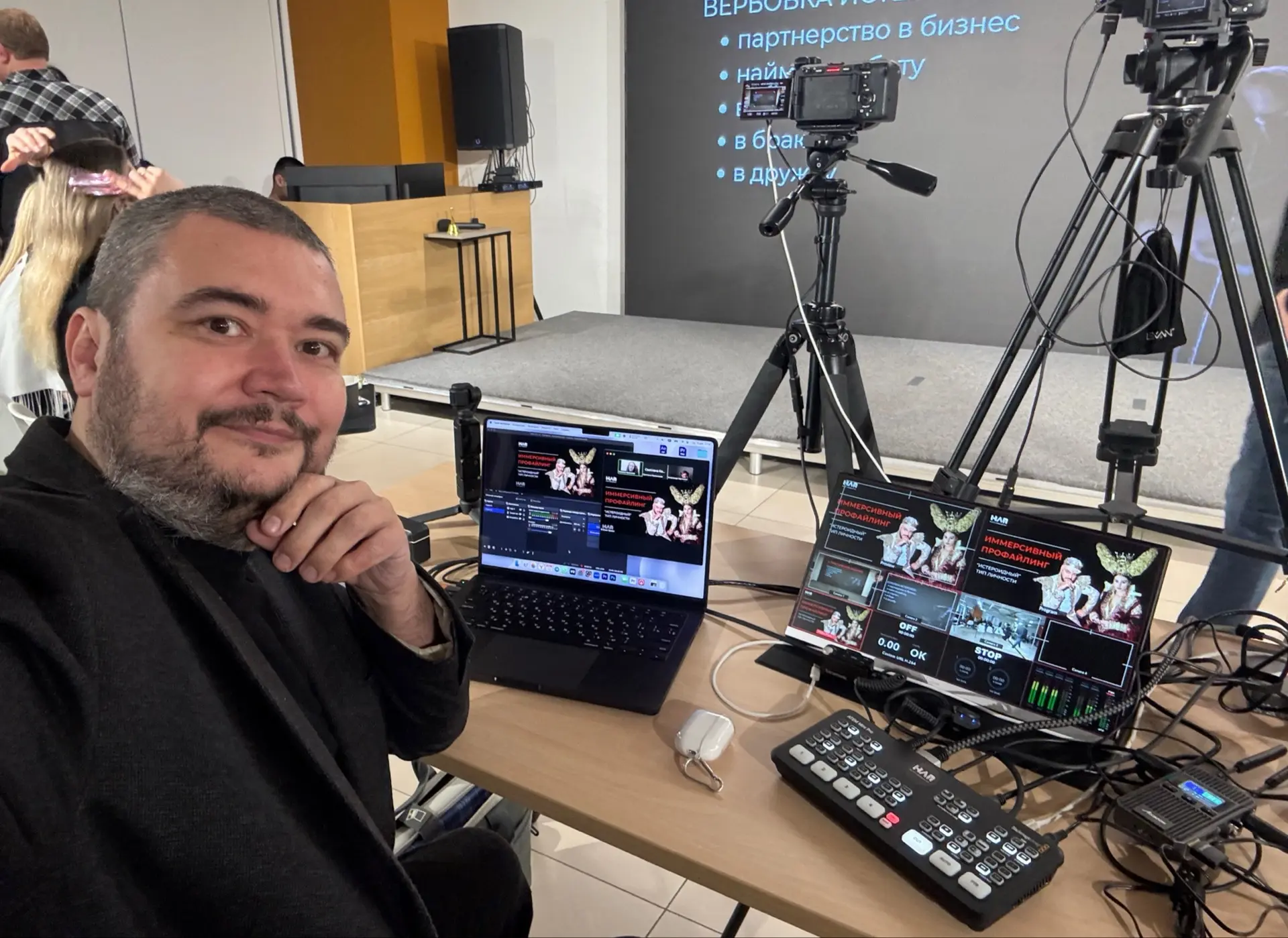 Здравствуйте меня зовут Виктор 
📸 фото 
📽️видео
🛜 онлайн трансляции
🎙️подкасты
И все что связано