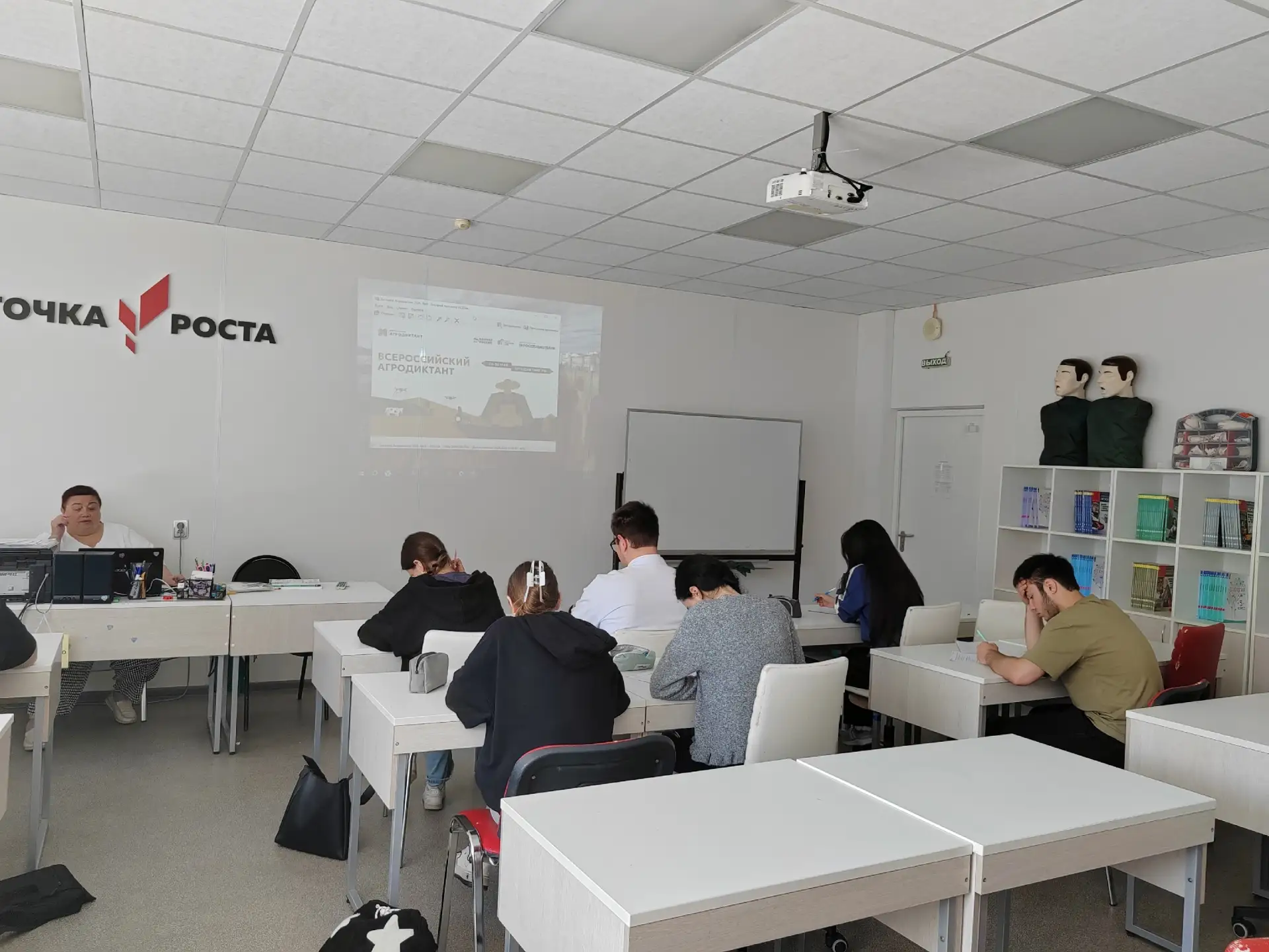 Синявинская школа второй раз стала площадкой для проведения Всероссийского Агродиктанта!
Аграрный ди