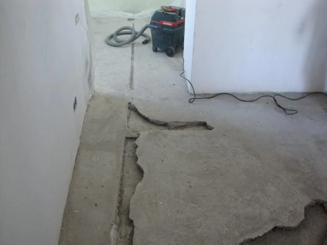 🏗️ Приёмка квартиры: что делать со стяжкой пола?
Стяжка — это основа вашего будущего пола. Ошибки н