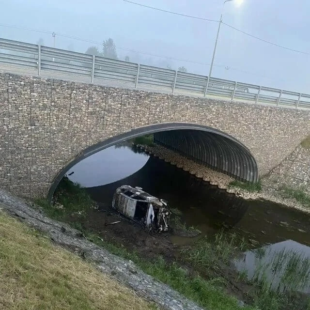 Под Вологдой автомобиль упал в реку и загорелся

Авария случилась около полуночи 9 июня на трассе «В