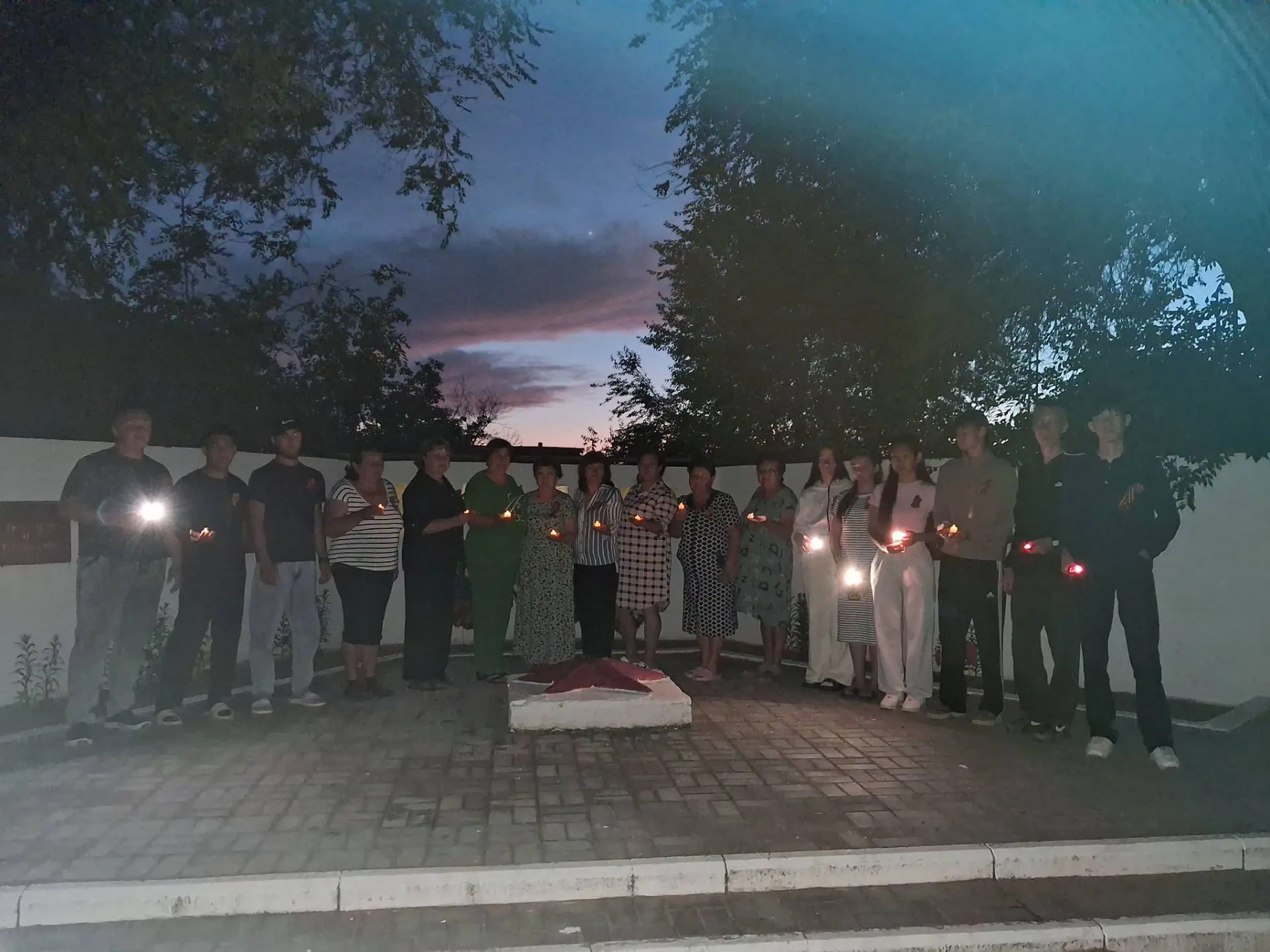 22 июня, в День памяти и скорби в 4 часа 00 минут жители села, работники образования, культуры и адм