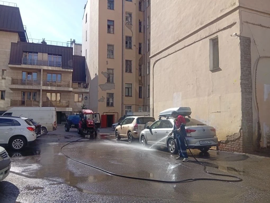 Комплексные уборки в Петроградском районе продолжаются!
⁣
Сотрудники команды «Чистый Петербург» ежед